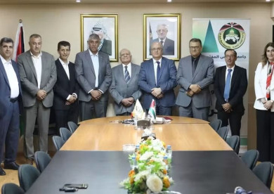 جمعية الموظفين الحكوميين توقع اتفاقية شراكة مع جامعة القدس المفتوحة لدعم التعليم العالي